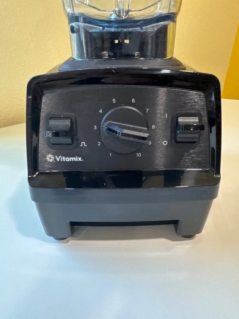 Vitamix Blender Model VM0197 With Tamper Variable Speeds Black Base 64-Oz Clear